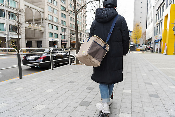 포토 JPG 주간 전신 남자 한명 서기 20대 성인 야외 뒷모습 운전 한국인 잡기 헬멧 배송 교통안전 배달원가방 배달음식 성인남자한명만 전동퀵보드 모빌리티 국내포토 자연요소 1 음식 육상교통 교통수단 뷰포인트 모션 안전 사람 동양인 청년 보호장비 배달 퀵보드 남자한명만 성인남자만 파일형식