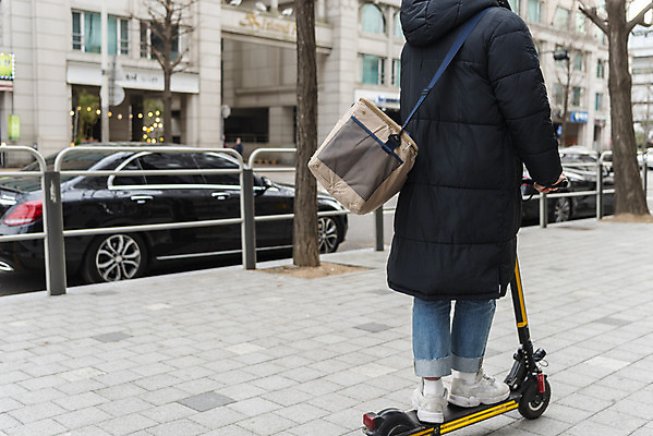 포토 JPG 주간 전신 남자 한명 서기 20대 성인 야외 뒷모습 운전 한국인 잡기 배송 교통안전 배달원가방 배달음식 성인남자한명만 전동퀵보드 모빌리티 국내포토 자연요소 1 음식 육상교통 교통수단 뷰포인트 모션 안전 사람 동양인 청년 배달 퀵보드 남자한명만 성인남자만 파일형식
