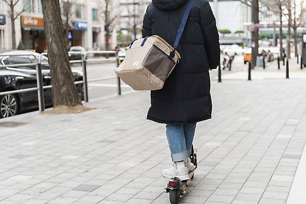 포토 JPG 주간 전신 남자 한명 서기 20대 성인 야외 뒷모습 운전 한국인 잡기 배송 교통안전 배달원가방 배달음식 성인남자한명만 전동퀵보드 모빌리티 국내포토 자연요소 1 음식 육상교통 교통수단 뷰포인트 모션 안전 사람 동양인 청년 배달 퀵보드 남자한명만 성인남자만 파일형식