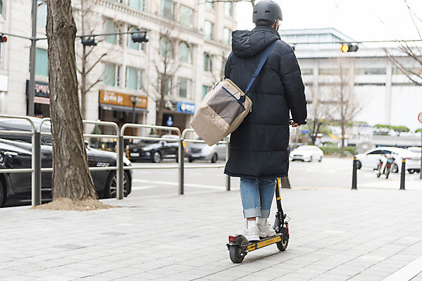 포토 JPG 주간 전신 남자 한명 서기 20대 성인 야외 뒷모습 운전 한국인 잡기 헬멧 배송 교통안전 배달원가방 배달음식 성인남자한명만 전동퀵보드 모빌리티 국내포토 자연요소 1 음식 육상교통 교통수단 뷰포인트 모션 안전 사람 동양인 청년 보호장비 배달 퀵보드 남자한명만 성인남자만 파일형식
