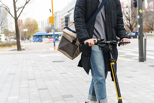 포토 JPG 주간 남자 한명 서기 상반신 20대 성인 야외 앞모습 운전 한국인 잡기 배송 교통안전 배달원가방 배달음식 성인남자한명만 전동퀵보드 모빌리티 국내포토 자연요소 1 음식 육상교통 교통수단 뷰포인트 모션 안전 사람 동양인 청년 배달 퀵보드 남자한명만 성인남자만 파일형식