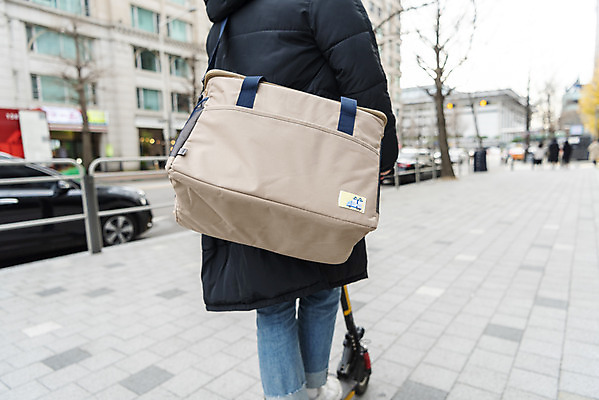 포토 JPG 주간 남자 한명 서기 상반신 20대 성인 야외 뒷모습 운전 한국인 배송 교통안전 배달원가방 배달음식 성인남자한명만 전동퀵보드 모빌리티 국내포토 자연요소 1 음식 육상교통 교통수단 뷰포인트 모션 안전 사람 동양인 청년 배달 퀵보드 남자한명만 성인남자만 파일형식