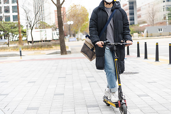 포토 JPG 주간 전신 남자 한명 서기 20대 성인 야외 앞모습 운전 한국인 잡기 배송 교통안전 배달원가방 배달음식 성인남자한명만 전동퀵보드 모빌리티 국내포토 자연요소 1 음식 육상교통 교통수단 뷰포인트 모션 안전 사람 동양인 청년 배달 퀵보드 남자한명만 성인남자만 파일형식