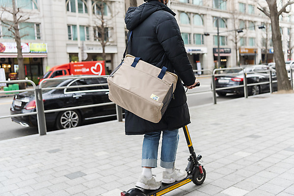 포토 JPG 주간 전신 남자 한명 서기 20대 성인 야외 뒷모습 운전 한국인 잡기 배송 교통안전 배달원가방 배달음식 성인남자한명만 전동퀵보드 모빌리티 국내포토 자연요소 1 음식 육상교통 교통수단 뷰포인트 모션 안전 사람 동양인 청년 배달 퀵보드 남자한명만 성인남자만 파일형식