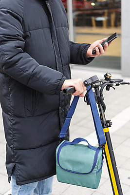 포토 JPG 주간 남자 한명 들기 상반신 20대 성인 야외 옆모습 스마트폰 한국인 잡기 배송 교통안전 배달원가방 배달음식 성인남자한명만 전동퀵보드 모빌리티 국내포토 자연요소 1 음식 육상교통 교통수단 뷰포인트 모션 안전 사람 동양인 청년 핸드폰 스마트기기 배달 퀵보드 남자한명만 성인남자만 파일형식