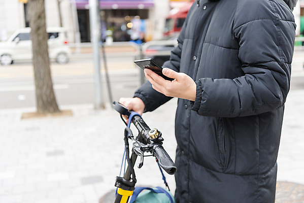 포토 JPG 주간 남자 한명 들기 상반신 20대 성인 야외 옆모습 스마트폰 한국인 배송 교통안전 배달음식 성인남자한명만 전동퀵보드 모빌리티 국내포토 자연요소 1 음식 육상교통 교통수단 뷰포인트 모션 안전 사람 동양인 청년 핸드폰 스마트기기 배달 퀵보드 남자한명만 성인남자만 파일형식