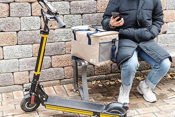 포토 JPG 주간 전신 남자 한명 들기 앉기 20대 성인 야외 앞모습 스마트폰 한국인 배송 교통안전 배달원가방 배달음식 성인남자한명만 전동퀵보드 모빌리티 국내포토 자연요소 1 음식 육상교통 교통수단 뷰포인트 모션 안전 사람 동양인 청년 핸드폰 스마트기기 배달 퀵보드 남자한명만 성인남자만 파일형식