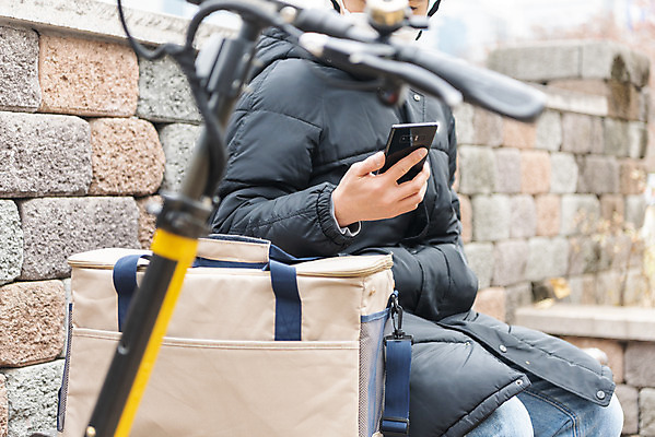 포토 JPG 주간 응시 남자 한명 들기 앉기 상반신 20대 성인 야외 옆모습 스마트폰 한국인 배송 교통안전 배달원가방 배달음식 성인남자한명만 전동퀵보드 모빌리티 국내포토 자연요소 1 시선 음식 육상교통 교통수단 뷰포인트 모션 안전 사람 동양인 청년 핸드폰 스마트기기 배달 퀵보드 남자한명만 성인남자만 파일형식