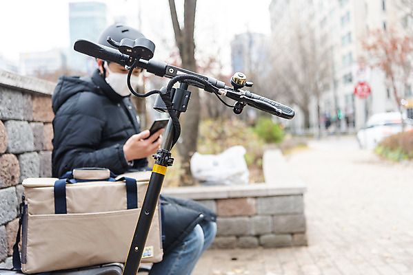 포토 JPG 주간 응시 남자 한명 들기 앉기 상반신 20대 성인 야외 옆모습 아웃포커스 스마트폰 한국인 배송 교통안전 배달원가방 배달음식 성인남자한명만 전동퀵보드 모빌리티 국내포토 자연요소 1 시선 음식 육상교통 교통수단 뷰포인트 모션 촬영기법 안전 사람 동양인 청년 핸드폰 스마트기기 배달 퀵보드 남자한명만 성인남자만 파일형식