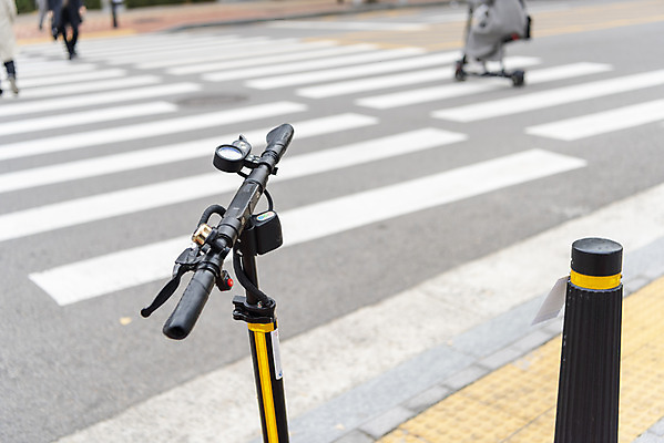 포토 JPG 주간 사람없음 야외 아웃포커스 횡단보도 주차 교통안전 전동퀵보드 모빌리티 국내포토 자연요소 육상교통 교통수단 촬영기법 안전 보행로 퀵보드 파일형식