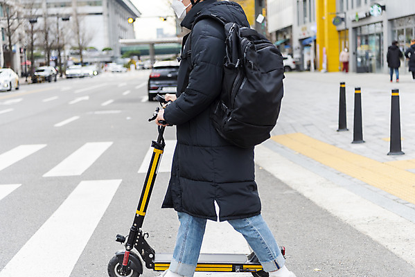 포토 JPG 주간 전신 남자 한명 20대 성인 야외 옆모습 걷기 한국인 잡기 횡단보도 교통안전 건너기 성인남자한명만 전동퀵보드 모빌리티 국내포토 자연요소 1 육상교통 교통수단 뷰포인트 모션 안전 사람 동양인 청년 보행로 퀵보드 남자한명만 성인남자만 파일형식