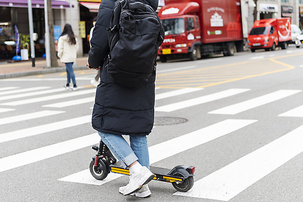 포토 JPG 주간 전신 남자 한명 20대 성인 야외 옆모습 걷기 한국인 잡기 횡단보도 교통안전 성인남자한명만 전동퀵보드 모빌리티 국내포토 자연요소 1 육상교통 교통수단 뷰포인트 모션 안전 사람 동양인 청년 보행로 퀵보드 남자한명만 성인남자만 파일형식