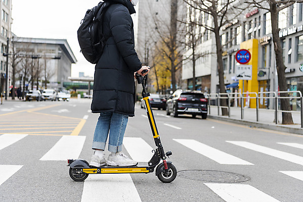 포토 JPG 주간 전신 남자 한명 서기 20대 성인 야외 옆모습 운전 한국인 잡기 횡단보도 교통안전 건너기 성인남자한명만 전동퀵보드 모빌리티 국내포토 자연요소 1 육상교통 교통수단 뷰포인트 모션 안전 사람 동양인 청년 보행로 퀵보드 남자한명만 성인남자만 파일형식