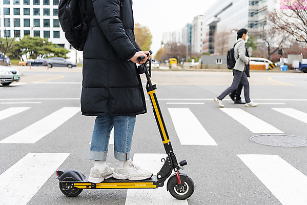 포토 JPG 주간 전신 남자 한명 서기 20대 성인 야외 옆모습 운전 한국인 잡기 횡단보도 교통안전 건너기 성인남자한명만 전동퀵보드 모빌리티 국내포토 자연요소 1 육상교통 교통수단 뷰포인트 모션 안전 사람 동양인 청년 보행로 퀵보드 남자한명만 성인남자만 파일형식