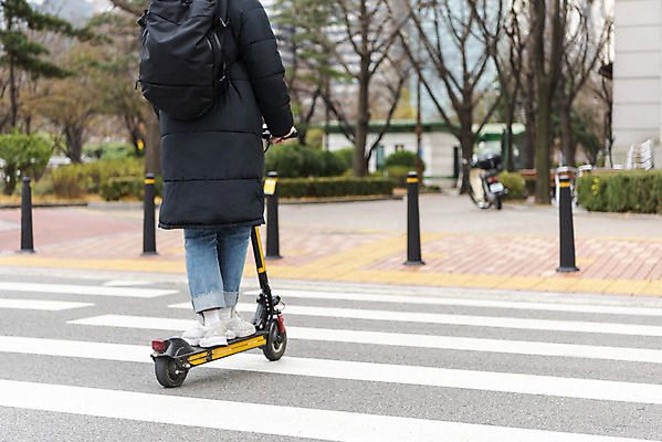 포토 JPG 주간 전신 남자 한명 서기 20대 성인 야외 뒷모습 운전 한국인 잡기 횡단보도 교통안전 건너기 성인남자한명만 전동퀵보드 모빌리티 국내포토 자연요소 1 육상교통 교통수단 뷰포인트 모션 안전 사람 동양인 청년 보행로 퀵보드 남자한명만 성인남자만 파일형식