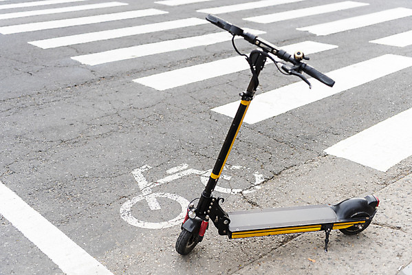 포토 JPG 주간 사람없음 야외 횡단보도 주차 교통안전 전동퀵보드 모빌리티 국내포토 자연요소 육상교통 교통수단 안전 보행로 퀵보드 파일형식