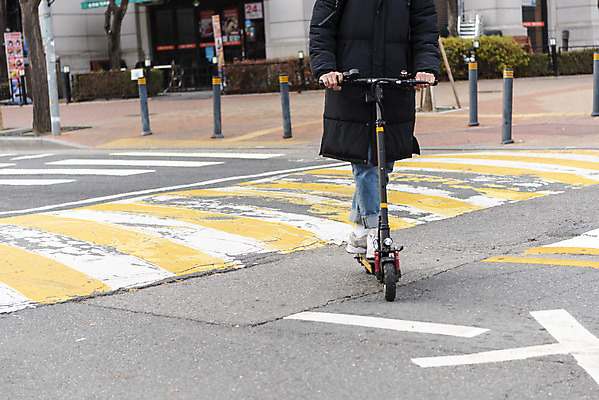 포토 JPG 주간 전신 남자 도로 한명 서기 20대 성인 야외 앞모습 운전 한국인 잡기 교통안전 성인남자한명만 전동퀵보드 모빌리티 국내포토 자연요소 1 길 육상교통 교통수단 뷰포인트 교통시설 모션 안전 사람 동양인 청년 퀵보드 남자한명만 성인남자만 파일형식