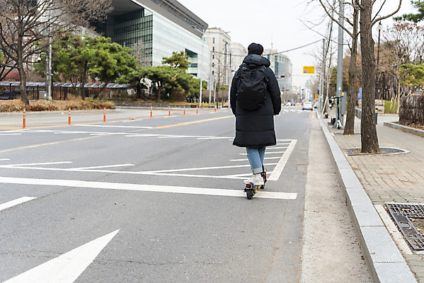 포토 JPG 주간 전신 남자 도로 한명 서기 20대 성인 야외 뒷모습 운전 한국인 잡기 교통안전 성인남자한명만 전동퀵보드 모빌리티 국내포토 자연요소 1 길 육상교통 교통수단 뷰포인트 교통시설 모션 안전 사람 동양인 청년 퀵보드 남자한명만 성인남자만 파일형식