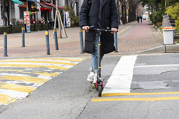 포토 JPG 주간 전신 남자 도로 한명 서기 20대 성인 야외 앞모습 운전 한국인 잡기 교통안전 성인남자한명만 전동퀵보드 모빌리티 국내포토 자연요소 1 길 육상교통 교통수단 뷰포인트 교통시설 모션 안전 사람 동양인 청년 퀵보드 남자한명만 성인남자만 파일형식