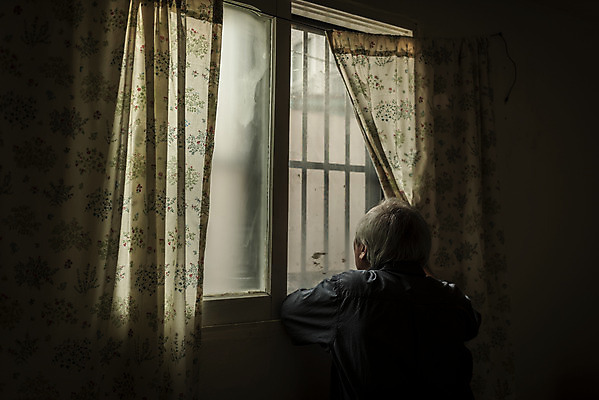 포토 JPG 응시 할아버지 노년 남자 실내 한명 상반신 뒷모습 실버라이프 어둠 한국인 고독 70대 창밖 고령화 독거노인 노인남자한명만 국내포토 1 라이프스타일 시선 감정 뷰포인트 창문 사람 동양인 성인 내부 사회이슈 남자한명만 노인남자만 파일형식