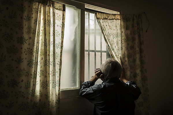 포토 JPG 주간 응시 할아버지 노년 남자 실내 한명 상반신 뒷모습 실버라이프 어둠 한국인 고독 70대 창밖 고령화 독거노인 노인남자한명만 국내포토 자연요소 1 라이프스타일 시선 감정 뷰포인트 창문 사람 동양인 성인 내부 사회이슈 남자한명만 노인남자만 파일형식