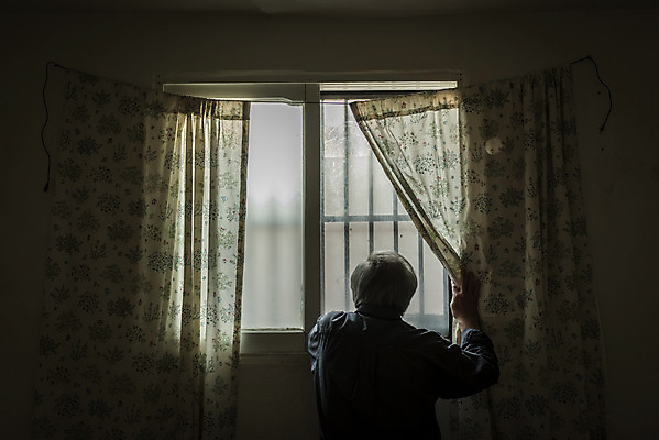 포토 JPG 주간 응시 할아버지 노년 남자 실내 한명 상반신 뒷모습 실버라이프 어둠 한국인 고독 70대 창밖 고령화 독거노인 노인남자한명만 국내포토 자연요소 1 라이프스타일 시선 감정 뷰포인트 창문 사람 동양인 성인 내부 사회이슈 남자한명만 노인남자만 파일형식