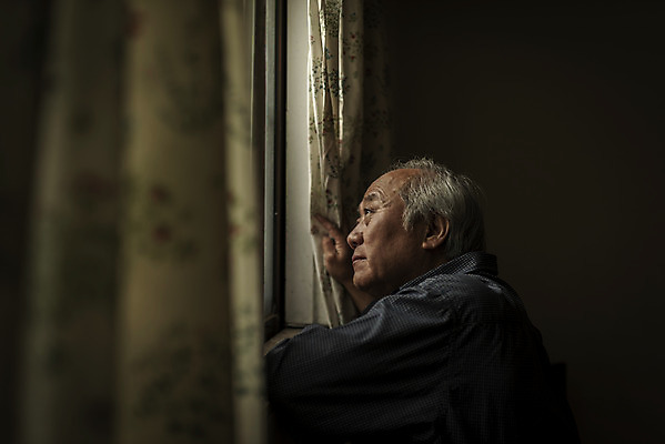 포토 JPG 주간 응시 할아버지 노년 남자 실내 한명 상반신 옆모습 실버라이프 어둠 한국인 고독 70대 창밖 고령화 독거노인 노인남자한명만 국내포토 자연요소 1 라이프스타일 시선 감정 뷰포인트 창문 사람 동양인 성인 내부 사회이슈 남자한명만 노인남자만 파일형식
