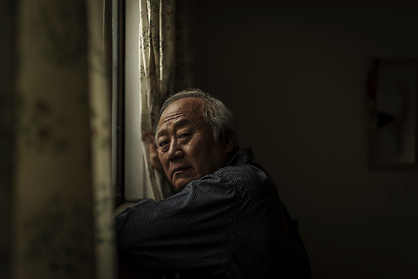 포토 JPG 주간 응시 할아버지 노년 남자 실내 한명 상반신 옆모습 실버라이프 어둠 한국인 고독 70대 창밖 고령화 독거노인 노인남자한명만 국내포토 자연요소 1 라이프스타일 시선 감정 뷰포인트 창문 사람 동양인 성인 내부 사회이슈 남자한명만 노인남자만 파일형식