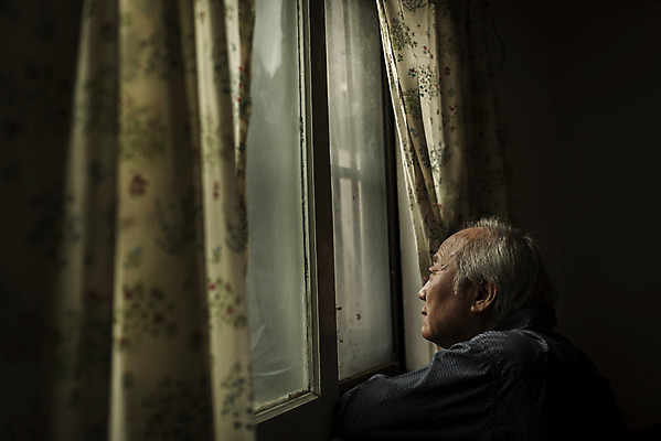 포토 JPG 주간 응시 할아버지 노년 남자 실내 한명 상반신 옆모습 실버라이프 어둠 한국인 고독 70대 창밖 고령화 독거노인 노인남자한명만 국내포토 자연요소 1 라이프스타일 시선 감정 뷰포인트 창문 사람 동양인 성인 내부 사회이슈 남자한명만 노인남자만 파일형식