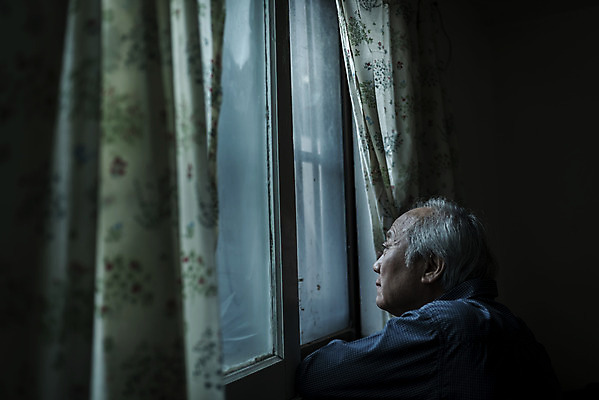 포토 JPG 주간 응시 할아버지 노년 남자 실내 한명 상반신 옆모습 실버라이프 어둠 한국인 고독 70대 창밖 고령화 독거노인 노인남자한명만 국내포토 자연요소 1 라이프스타일 시선 감정 뷰포인트 창문 사람 동양인 성인 내부 사회이슈 남자한명만 노인남자만 파일형식