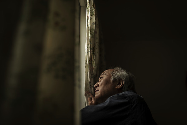 포토 JPG 주간 응시 할아버지 노년 남자 실내 한명 상반신 옆모습 실버라이프 어둠 한국인 고독 70대 창밖 고령화 독거노인 노인남자한명만 국내포토 자연요소 1 라이프스타일 시선 감정 뷰포인트 창문 사람 동양인 성인 내부 사회이슈 남자한명만 노인남자만 파일형식