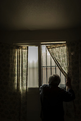 포토 JPG 주간 응시 할아버지 노년 남자 실내 한명 상반신 옆모습 실버라이프 어둠 한국인 고독 70대 창밖 고령화 독거노인 노인남자한명만 국내포토 자연요소 1 라이프스타일 시선 감정 뷰포인트 창문 사람 동양인 성인 내부 사회이슈 남자한명만 노인남자만 파일형식