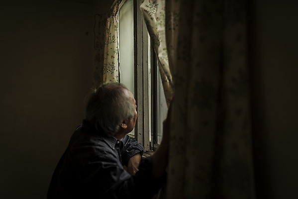 포토 JPG 주간 응시 할아버지 노년 남자 실내 한명 상반신 옆모습 실버라이프 어둠 한국인 고독 70대 창밖 고령화 독거노인 노인남자한명만 국내포토 자연요소 1 라이프스타일 시선 감정 뷰포인트 창문 사람 동양인 성인 내부 사회이슈 남자한명만 노인남자만 파일형식