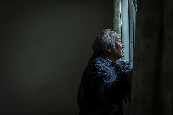 포토 JPG 주간 응시 할아버지 노년 남자 실내 한명 상반신 옆모습 실버라이프 어둠 한국인 고독 70대 창밖 고령화 독거노인 노인남자한명만 국내포토 자연요소 1 라이프스타일 시선 감정 뷰포인트 창문 사람 동양인 성인 내부 사회이슈 남자한명만 노인남자만 파일형식