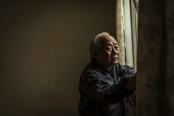 포토 JPG 주간 응시 할아버지 노년 남자 실내 한명 상반신 옆모습 실버라이프 어둠 한국인 고독 70대 창밖 고령화 독거노인 노인남자한명만 국내포토 자연요소 1 라이프스타일 시선 감정 뷰포인트 창문 사람 동양인 성인 내부 사회이슈 남자한명만 노인남자만 파일형식