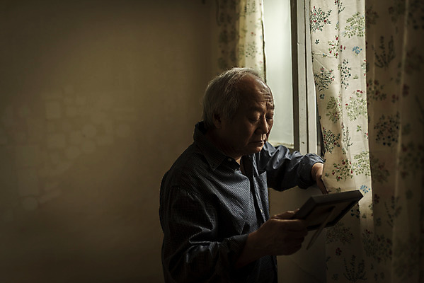 포토 JPG 주간 응시 할아버지 노년 남자 액자 실내 한명 들기 상반신 옆모습 실버라이프 어둠 한국인 고독 70대 그리움 고령화 독거노인 노인남자한명만 국내포토 자연요소 1 라이프스타일 시선 감정 뷰포인트 모션 사람 동양인 성인 내부 사회이슈 남자한명만 노인남자만 파일형식