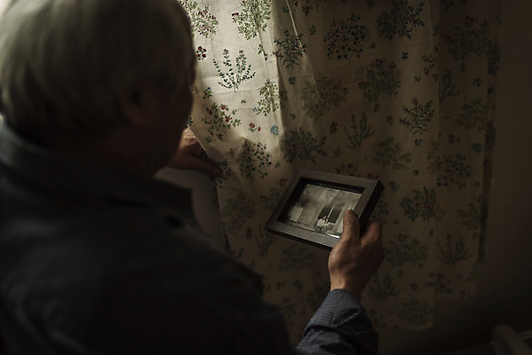 포토 JPG 주간 응시 할아버지 노년 남자 액자 실내 한명 들기 상반신 뒷모습 실버라이프 어둠 한국인 고독 70대 그리움 고령화 독거노인 노인남자한명만 국내포토 자연요소 1 라이프스타일 시선 감정 뷰포인트 모션 사람 동양인 성인 내부 사회이슈 남자한명만 노인남자만 파일형식