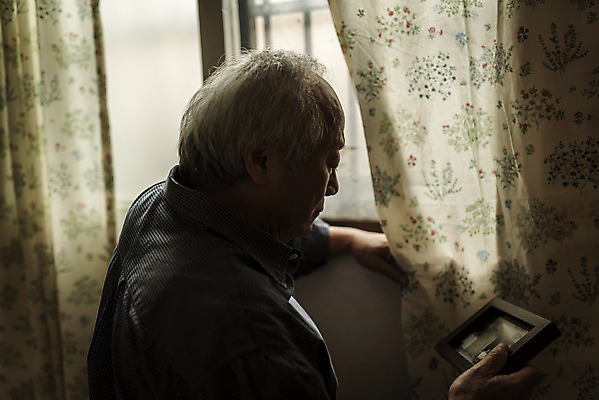 포토 JPG 주간 응시 할아버지 노년 남자 액자 실내 한명 들기 상반신 옆모습 실버라이프 어둠 한국인 고독 70대 그리움 고령화 독거노인 노인남자한명만 국내포토 자연요소 1 라이프스타일 시선 감정 뷰포인트 모션 사람 동양인 성인 내부 사회이슈 남자한명만 노인남자만 파일형식