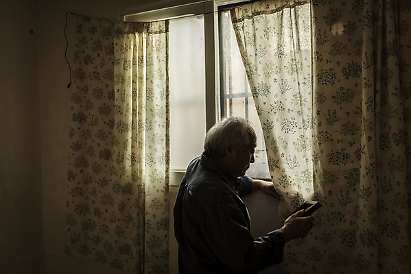 포토 JPG 주간 응시 할아버지 노년 남자 액자 실내 한명 들기 상반신 옆모습 실버라이프 어둠 한국인 고독 70대 그리움 고령화 독거노인 노인남자한명만 국내포토 자연요소 1 라이프스타일 시선 감정 뷰포인트 모션 사람 동양인 성인 내부 사회이슈 남자한명만 노인남자만 파일형식