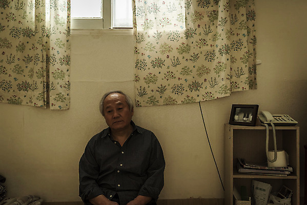 포토 JPG 주간 할아버지 노년 남자 생각 실내 한명 앉기 상반신 앞모습 실버라이프 기댐 한국인 고독 70대 고령화 독거노인 노인남자한명만 국내포토 자연요소 1 라이프스타일 감정 뷰포인트 모션 사람 동양인 성인 내부 사회이슈 남자한명만 노인남자만 파일형식