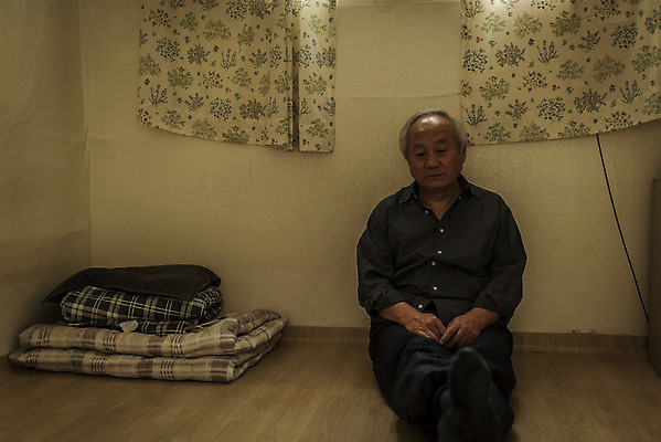 포토 JPG 주간 전신 할아버지 노년 남자 생각 실내 한명 앉기 앞모습 실버라이프 기댐 한국인 고독 70대 고령화 독거노인 노인남자한명만 국내포토 자연요소 1 라이프스타일 감정 뷰포인트 모션 사람 동양인 성인 내부 사회이슈 남자한명만 노인남자만 파일형식