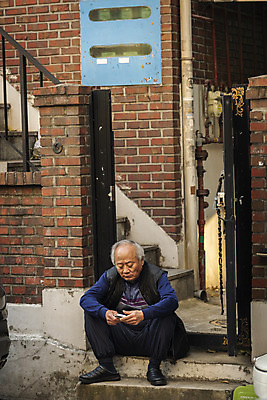 포토 JPG 주간 전신 할아버지 노년 남자 담배 한명 들기 앉기 야외 앞모습 실버라이프 계단 한국인 고독 70대 고령화 독거노인 집앞 노인남자한명만 국내포토 자연요소 1 라이프스타일 감정 뷰포인트 모션 사람 동양인 성인 사회이슈 남자한명만 노인남자만 파일형식