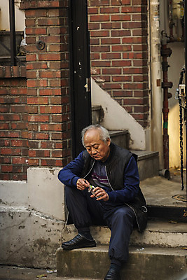 포토 JPG 주간 전신 할아버지 노년 남자 담배 한명 들기 앉기 야외 앞모습 실버라이프 계단 한국인 고독 70대 고령화 독거노인 집앞 노인남자한명만 국내포토 자연요소 1 라이프스타일 감정 뷰포인트 모션 사람 동양인 성인 사회이슈 남자한명만 노인남자만 파일형식