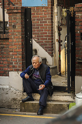 포토 JPG 주간 전신 할아버지 노년 남자 흡연 담배 한명 들기 앉기 야외 앞모습 실버라이프 계단 한국인 고독 70대 고령화 독거노인 집앞 노인남자한명만 국내포토 자연요소 1 라이프스타일 감정 뷰포인트 모션 사람 동양인 성인 사회이슈 남자한명만 노인남자만 파일형식