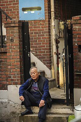 포토 JPG 주간 전신 할아버지 노년 남자 흡연 담배 한명 들기 앉기 야외 앞모습 실버라이프 계단 한국인 고독 70대 고령화 독거노인 집앞 노인남자한명만 국내포토 자연요소 1 라이프스타일 감정 뷰포인트 모션 사람 동양인 성인 사회이슈 남자한명만 노인남자만 파일형식