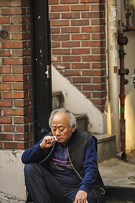 포토 JPG 주간 할아버지 노년 남자 흡연 담배 한명 들기 앉기 상반신 야외 앞모습 실버라이프 계단 한국인 고독 70대 고령화 독거노인 집앞 노인남자한명만 국내포토 자연요소 1 라이프스타일 감정 뷰포인트 모션 사람 동양인 성인 사회이슈 남자한명만 노인남자만 파일형식
