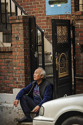 포토 JPG 주간 전신 할아버지 노년 남자 흡연 담배 한명 들기 앉기 야외 옆모습 실버라이프 계단 한국인 고독 70대 고령화 독거노인 집앞 노인남자한명만 국내포토 자연요소 1 라이프스타일 감정 뷰포인트 모션 사람 동양인 성인 사회이슈 남자한명만 노인남자만 파일형식