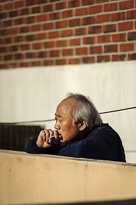 포토 JPG 주간 응시 할아버지 노년 남자 흡연 담배 한명 들기 상반신 야외 옆모습 실버라이프 담장 기댐 한국인 고독 70대 고령화 독거노인 노인남자한명만 국내포토 자연요소 1 라이프스타일 시선 감정 뷰포인트 모션 사람 동양인 성인 사회이슈 남자한명만 노인남자만 파일형식
