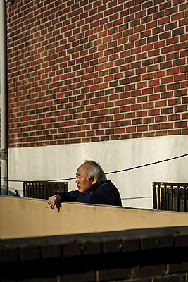 포토 JPG 주간 응시 할아버지 노년 남자 흡연 담배 한명 들기 상반신 야외 옆모습 실버라이프 담장 기댐 한국인 고독 70대 고령화 독거노인 노인남자한명만 국내포토 자연요소 1 라이프스타일 시선 감정 뷰포인트 모션 사람 동양인 성인 사회이슈 남자한명만 노인남자만 파일형식