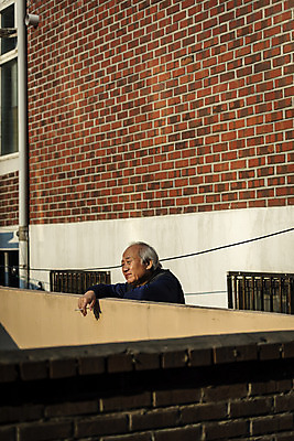 포토 JPG 주간 응시 할아버지 노년 남자 흡연 담배 한명 들기 상반신 야외 옆모습 실버라이프 담장 기댐 한국인 고독 70대 고령화 독거노인 노인남자한명만 국내포토 자연요소 1 라이프스타일 시선 감정 뷰포인트 모션 사람 동양인 성인 사회이슈 남자한명만 노인남자만 파일형식
